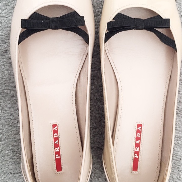 Authentic PRADA patent leather flats w/ black bows - Picture 4 of 7